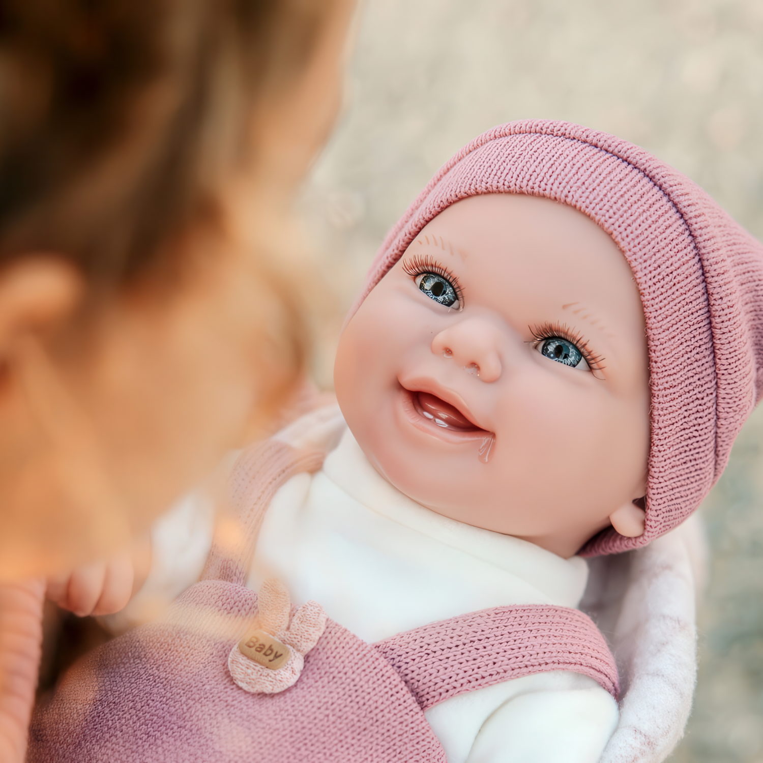 Arias ELEGANCE BABYTO кукла утяжеленная мягк.с винил.конечностями,35 см,в вязаном костюмчике,в конверте,с соской
