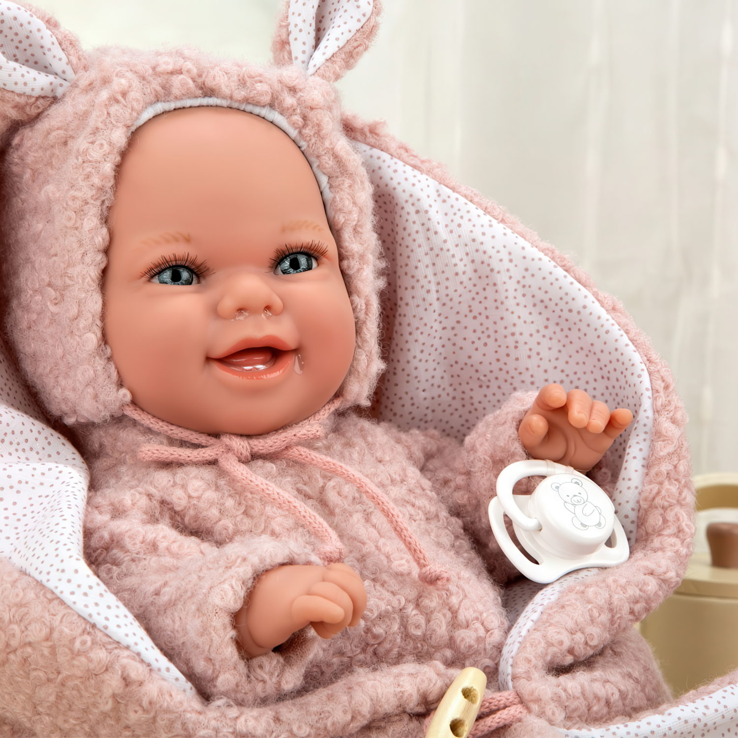 Arias ELEGANCE BABYTO кукла утяжеленная мягк.с винил.конечностями,35 см,в мех.комбинезоне с капюшоном с ушками,с пледом,с соской