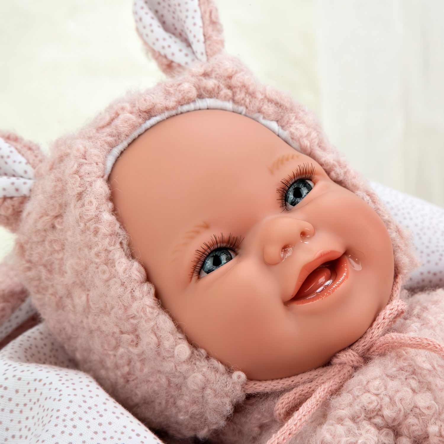 Arias ELEGANCE BABYTO кукла утяжеленная мягк.с винил.конечностями,35 см,в мех.комбинезоне с капюшоном с ушками,с пледом,с соской