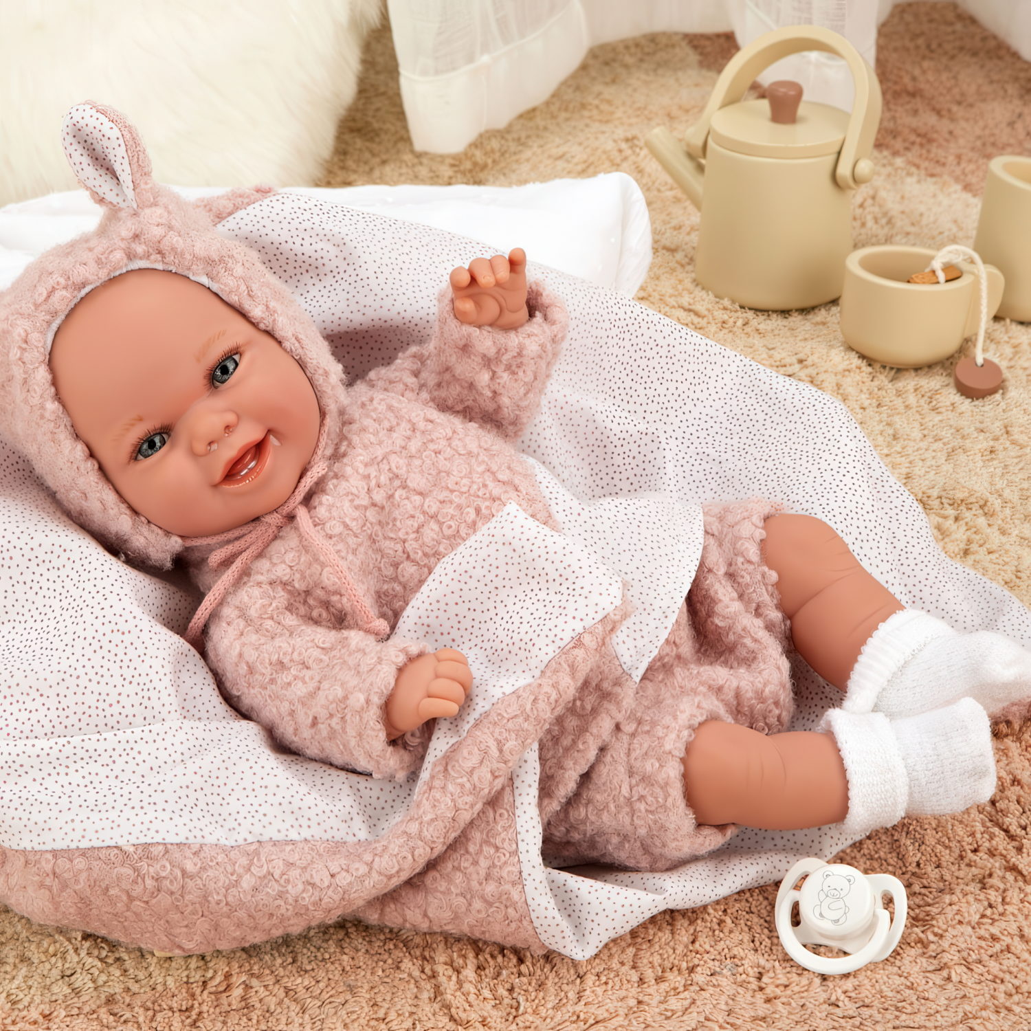 Arias ELEGANCE BABYTO кукла утяжеленная мягк.с винил.конечностями,35 см,в мех.комбинезоне с капюшоном с ушками,с пледом,с соской